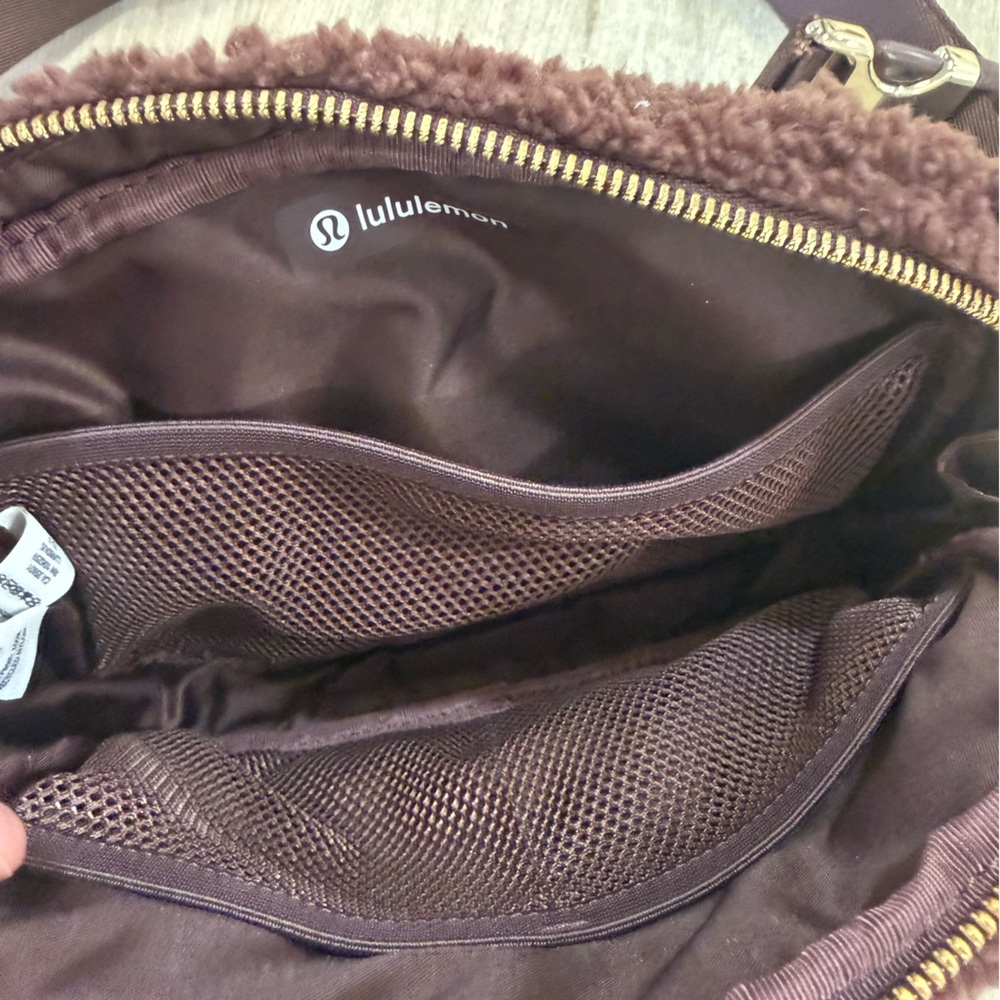 Lululemon Everywhere Belt Bag Crossbody in cozy brown sherpa material travel - Picture 9 of 10